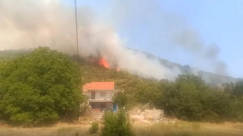 Novi požar kod Trebinja: Vatra se brzo širi i prijeti kućama, u akciju uključen helikopter